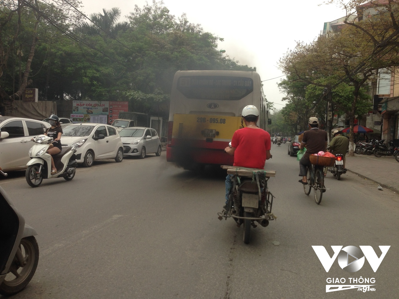Không chỉ có vậy, ngay từ bây giờ, thành phố cần chuyển đổi ngay các phương tiện giao thông công cộng kiểu cũ, là một trong những nguyên nhân lớn gây ô nhiễm môi trường gấp nhiều lần so với các loại phương tiện khác
