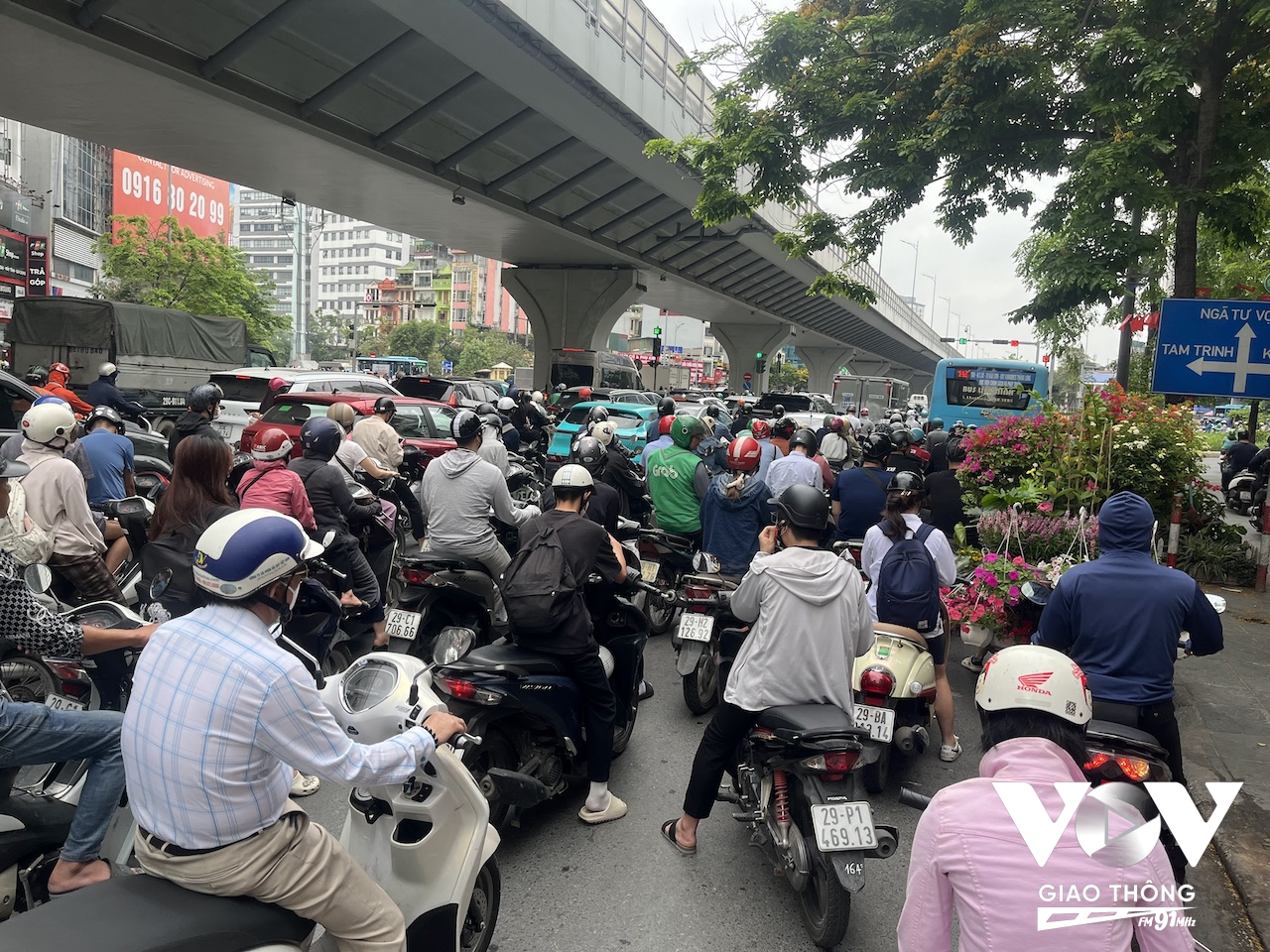 Dù có chuyển đổi sang phương tiện xanh, thành phố sẽ vẫn phải đối mặt với nạn tắc đường, Hà Nội sẽ làm gì để giải quyết vấn đề này?
