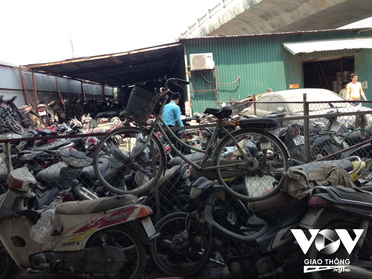 Một trong những vấn đề cần tính đến là làm sao xử lý được hàng triệu chiếc xe máy xăng, dầu khi chuyển đổi phương tiện?
