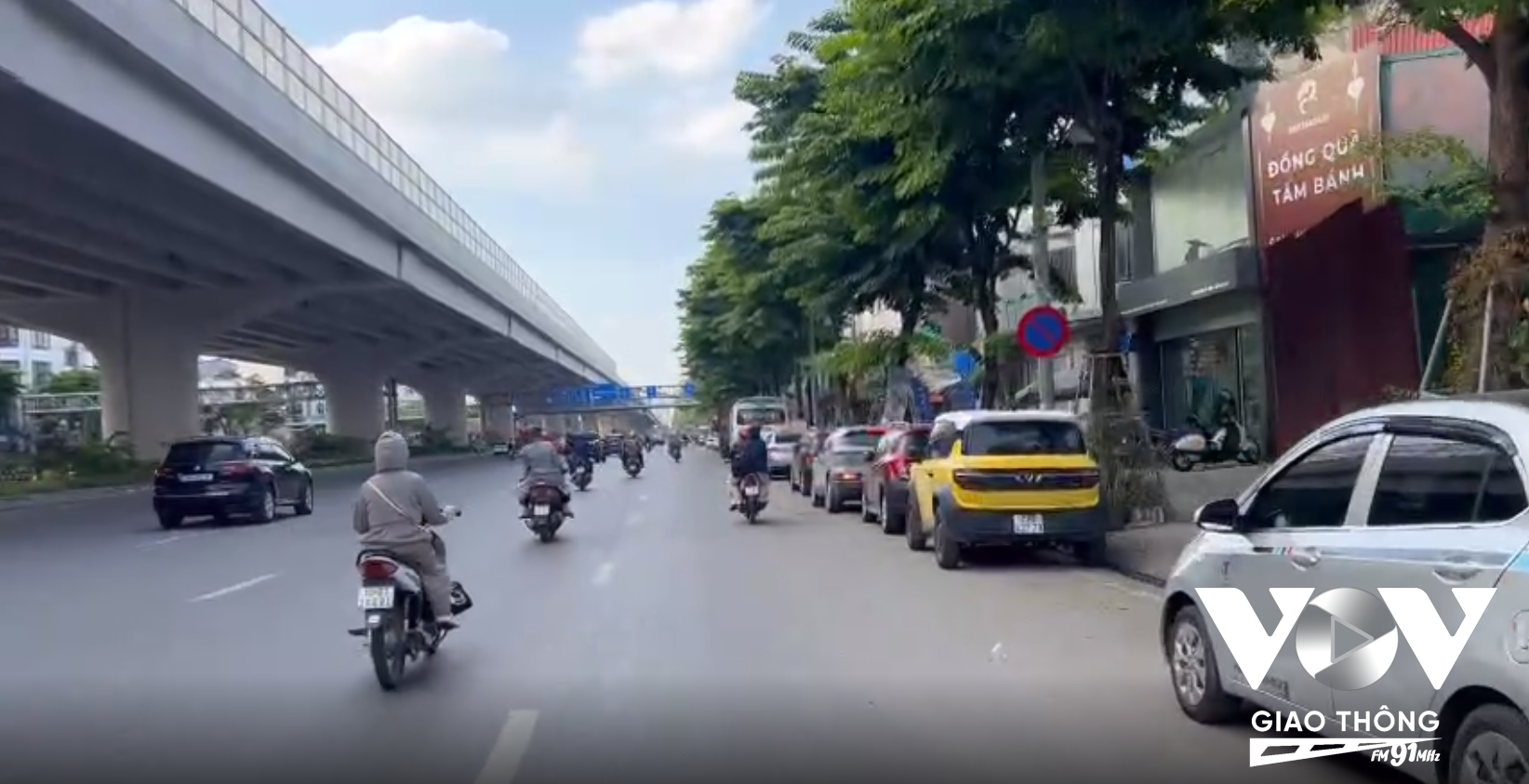Hàng dài xe ô tô dừng đỗ trên đường Phạm Văn Đồng