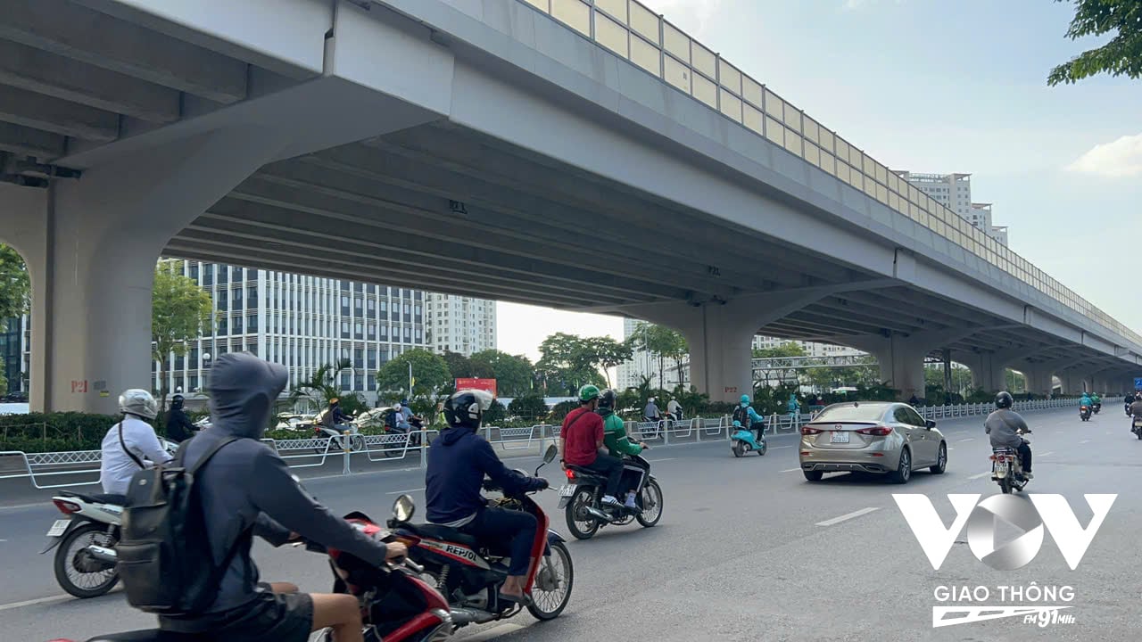 Xe máy vẫn di chuyển vào làn dành riêng cho ô tô