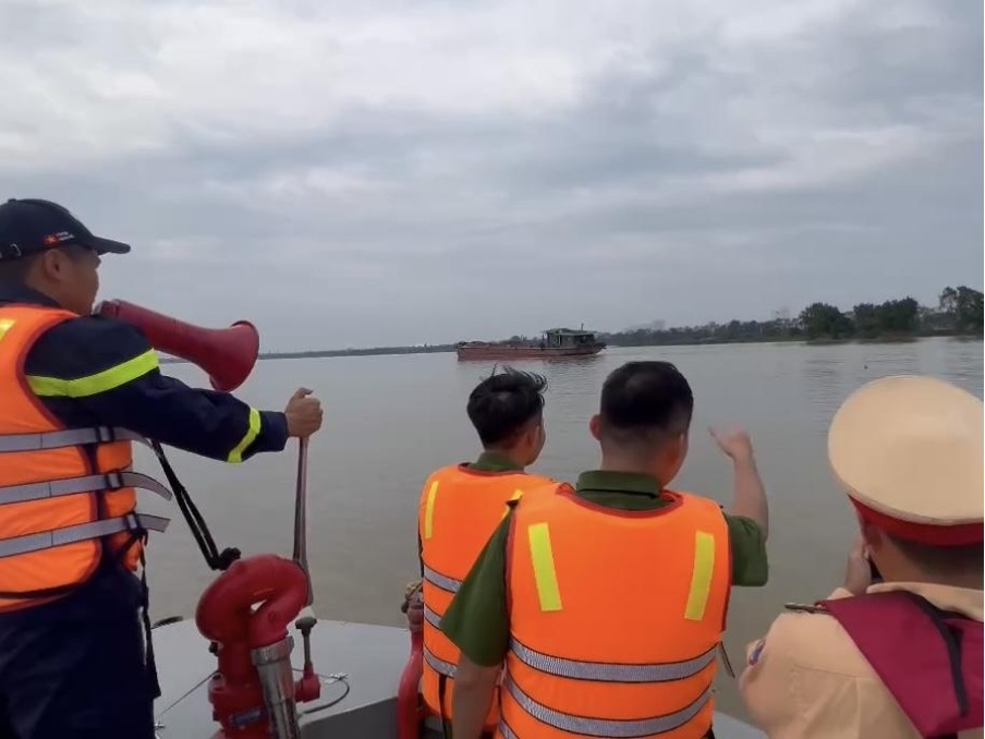 Phát loa cảnh báo, hướng dẫn các phương tiện trên sông