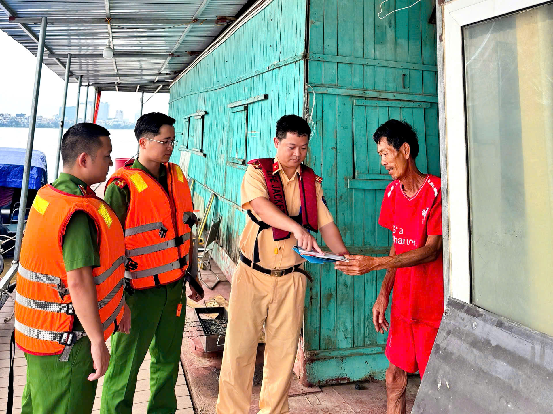 Phát tờ rơi hướng dẫn kỹ năng phòng chống bão đến các hộ dân