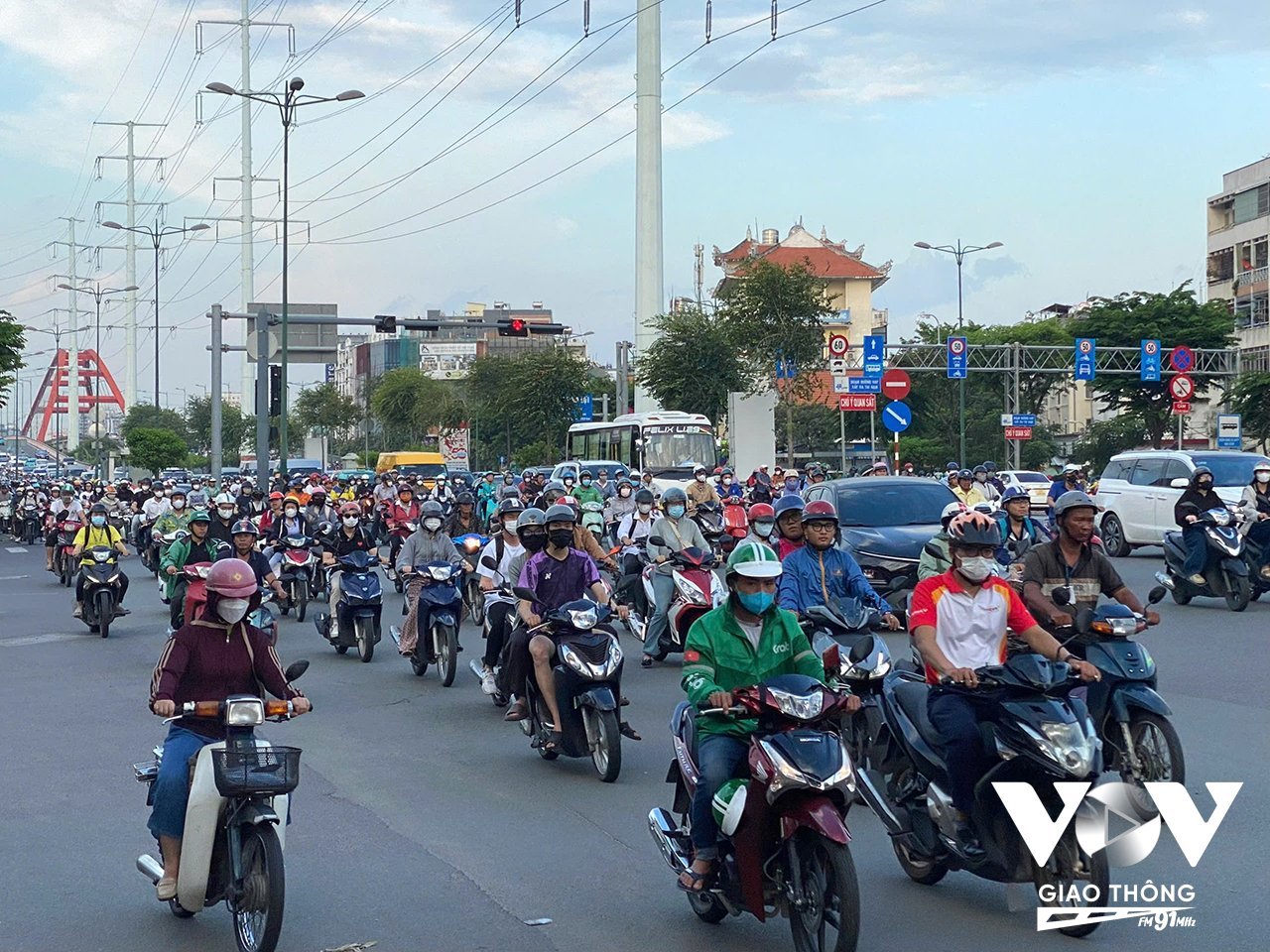 cau-binh-loi-theo-huong-di-san-bay-tan-son-nhat-luon-la-diem-nong-ve-viec-xe-may-lan-lan-tat-dau-xe-o-to1-0756