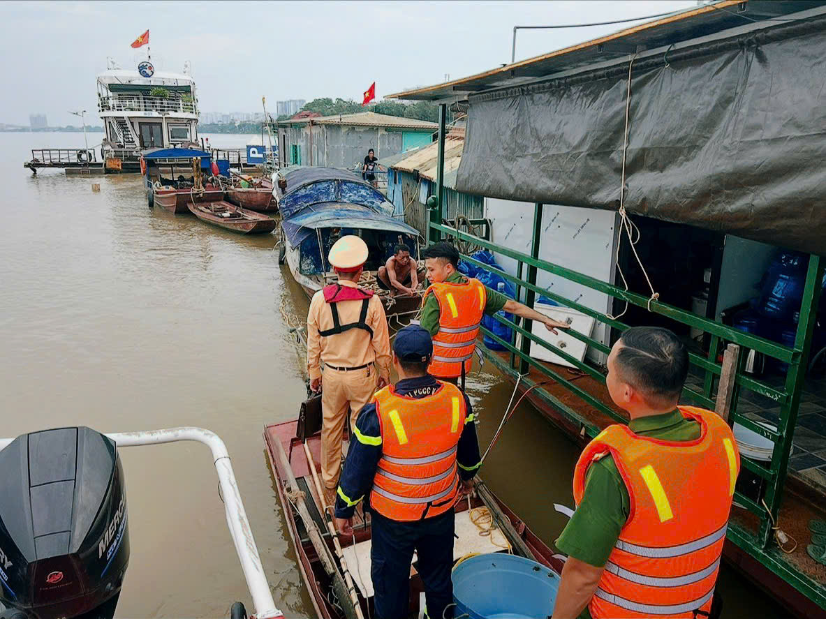 Hướng dẫn người dân neo đậu thuyền bè phòng chống bão