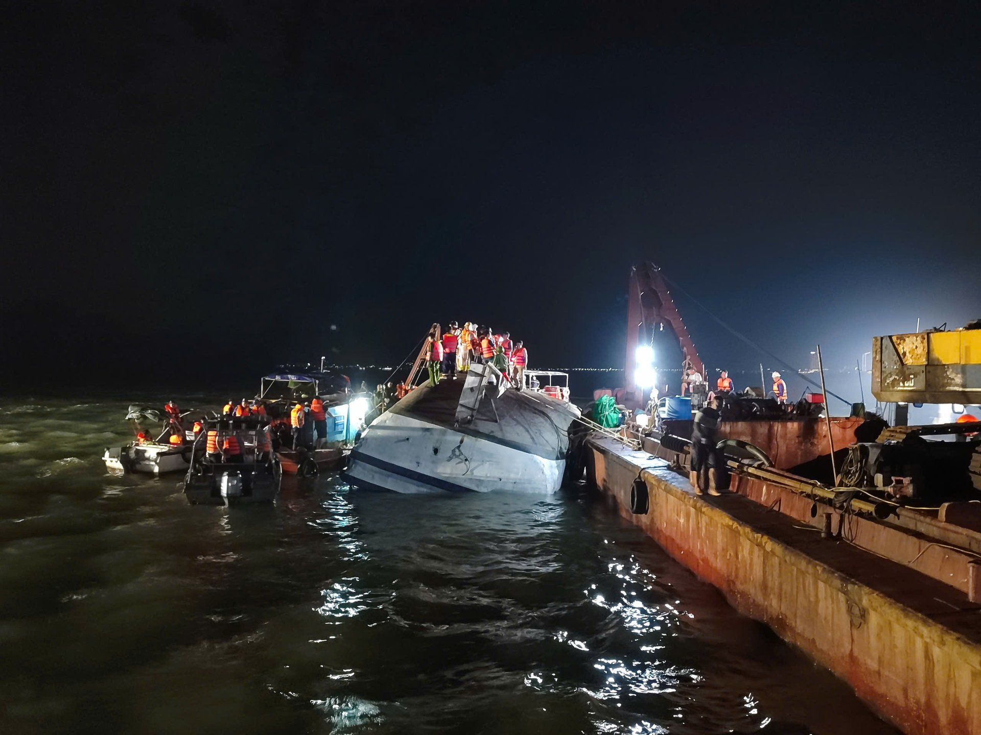 Hiện các lực lượng chức năng đã quây phao chống tràn dầu và xác định dòng chảy để khoanh vùng phạm vi tìm kiếm