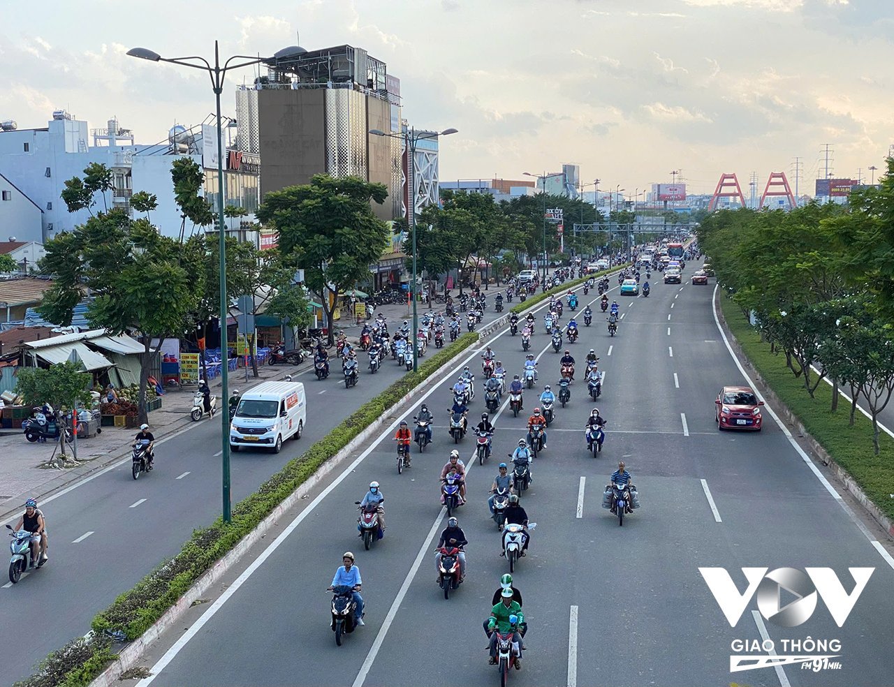 mac-du-co-quan-chuc-nang-da-bo-tri-phan-luong-1-lan-hon-hop-vao-gio-cao-diem-the-nhung-xe-gan-may-van-ngang-nhien-luu-thong-tren-nhung-lan-danh-rieng-cho-o-to-0755