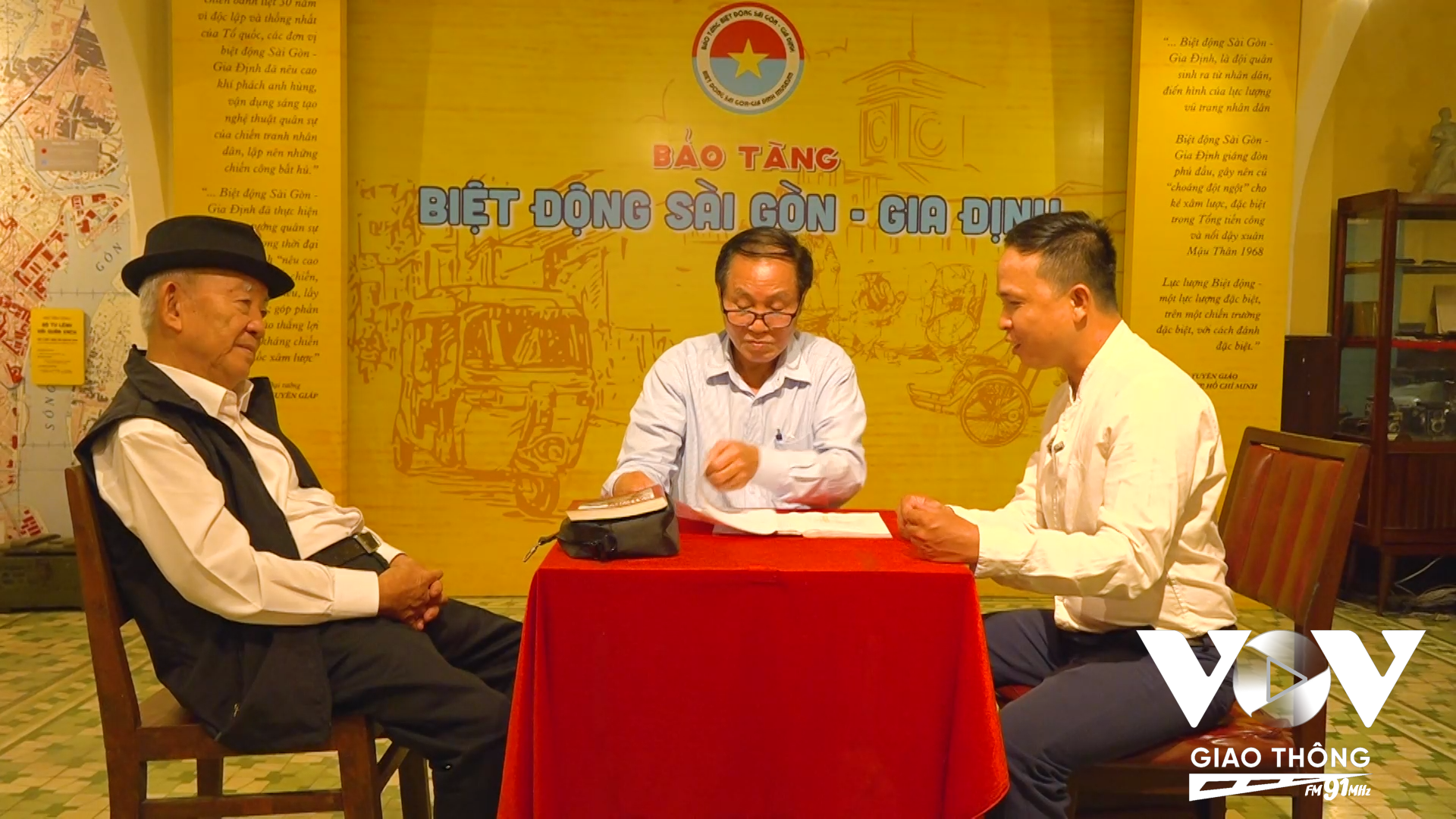 Anh Lê Quang Tuấn, cháu ngoại của Anh hùng Lực lượng vũ trang Nhân dân, liệt sĩ Trần Văn Đang (bìa phải)