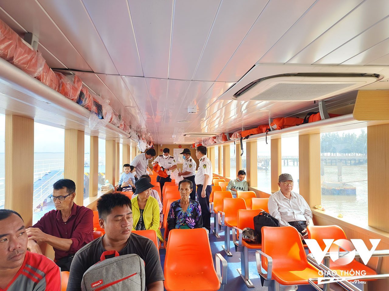 Theo quy định, khách đi phương tiện tủy, hàng hải phải mặc áo phao. Tuy vậy, lâu nay, việc bắt buộc mặc áo phao chỉ thực hiện khi đi qua các bến khách ngang sông (Ảnh minh họa)