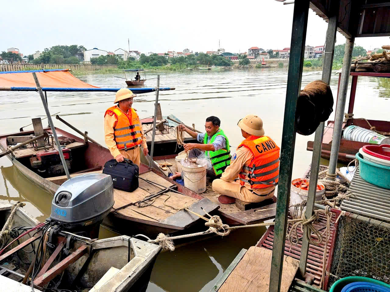 Tuyên truyền vận động ngư dân phòng chống bão