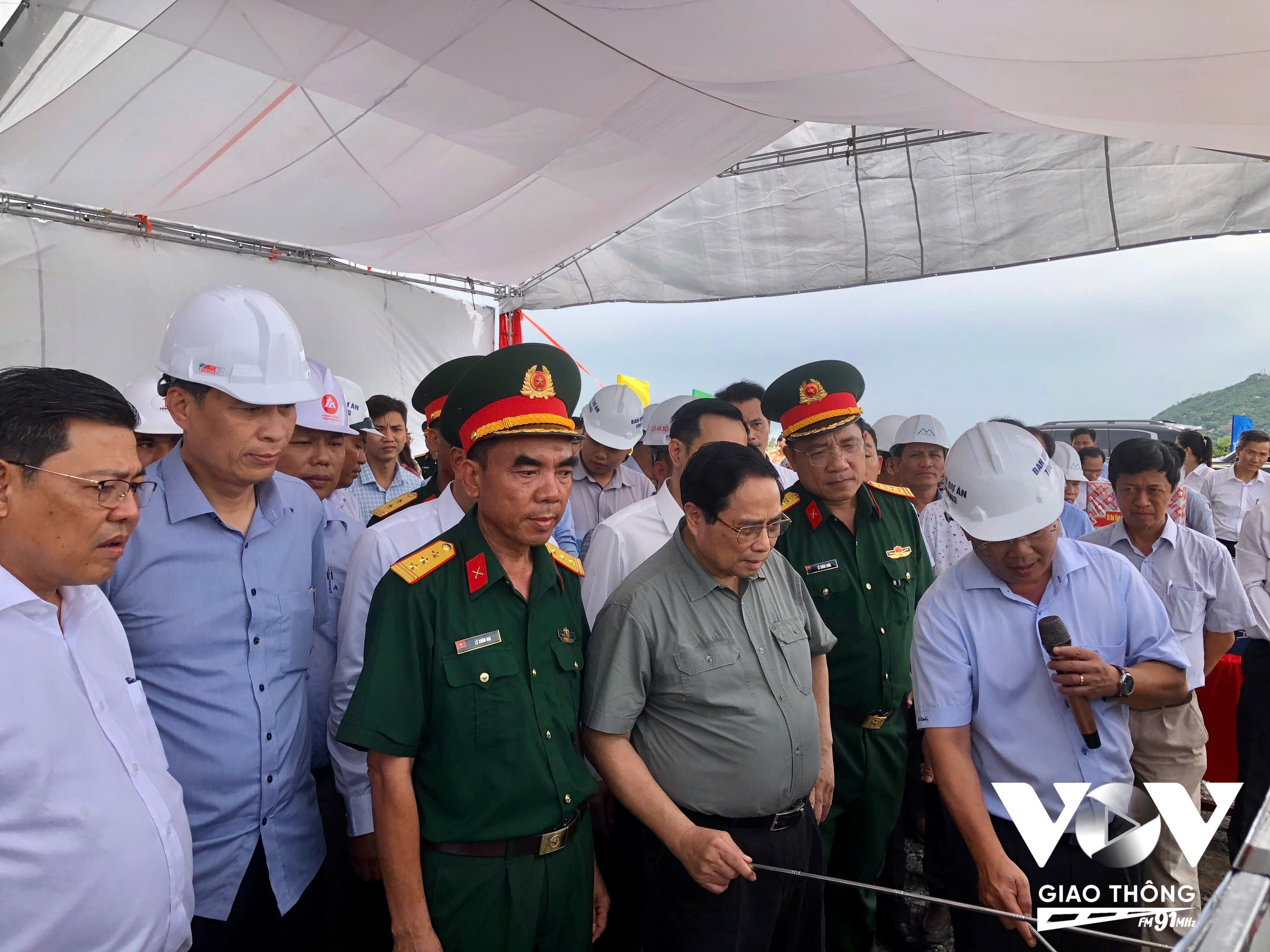 Thủ tướng Phạm Minh Chính biểu dương các đơn vị tham gia xây dựng dự án trong thời gian qua.