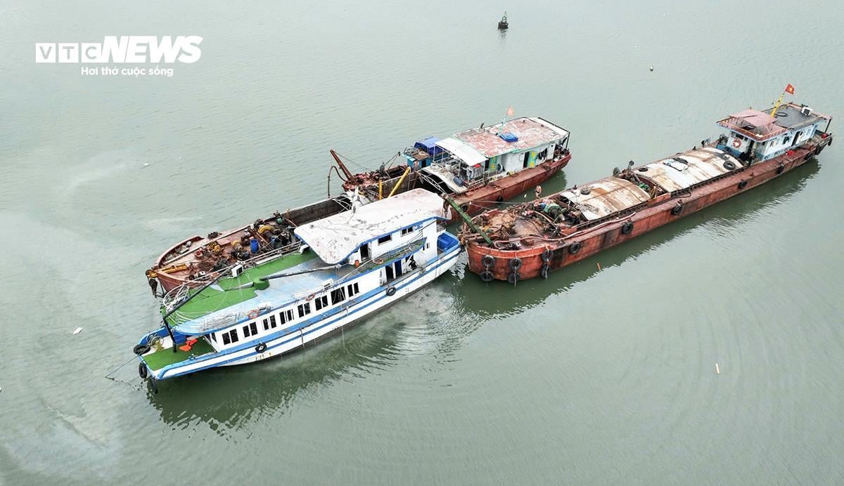 Sau khi được trục vớt ngoài vịnh Hạ Long (tỉnh Quảng Ninh), tàu Vịnh Xanh 58 được lai dắt đưa về bờ để chờ cơ quan điều tra khám nghiệm hiện trường, giám định kỹ thuật chi tiết nhằm xác định nguyên nhân vụ tai nạn đặc biệt nghiêm trọng khiến 36 người chết, 3 người mất tích. (Ảnh: VTC)