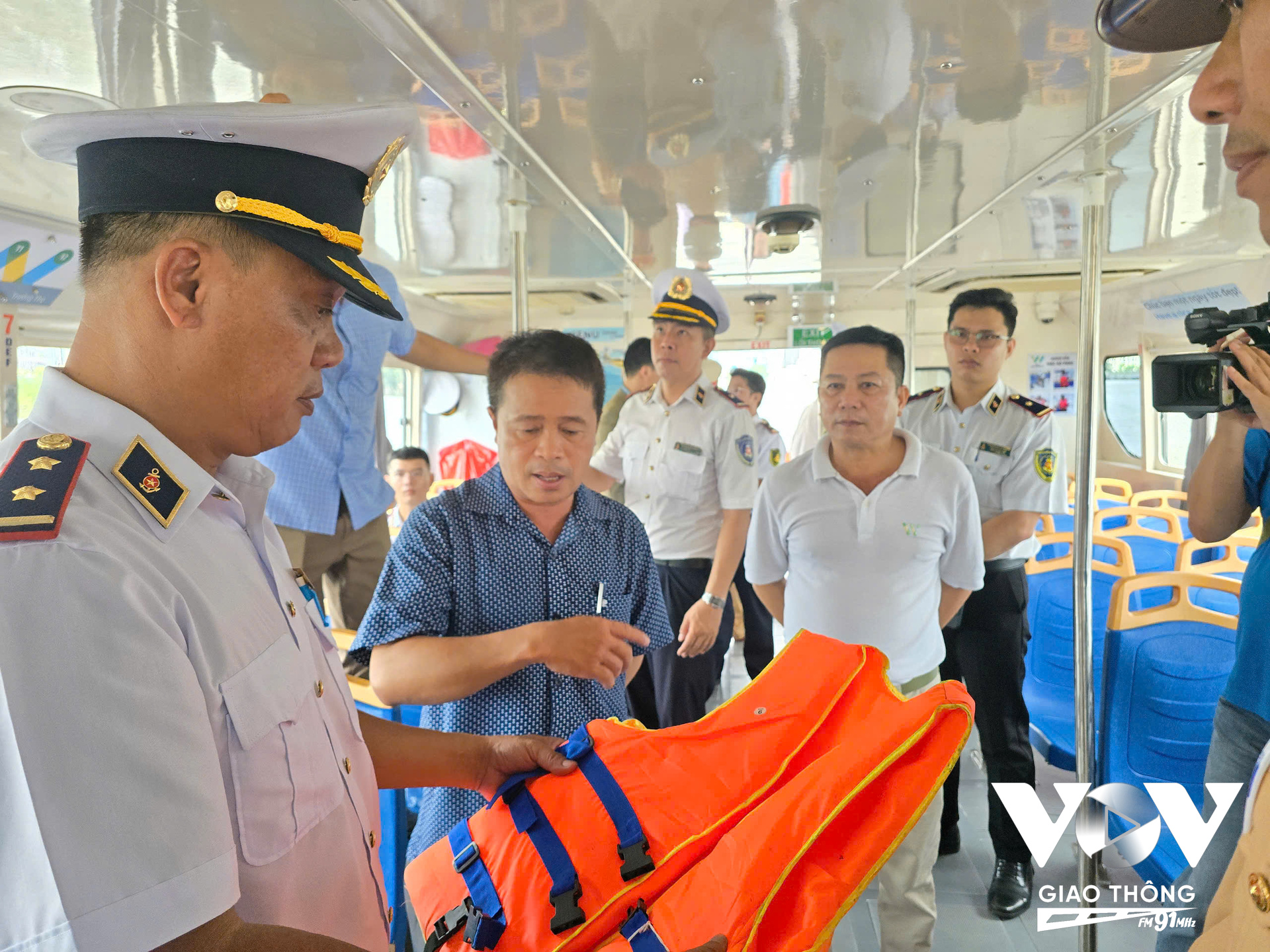 Lực lượng chức năng kiểm tra điều kiện an toàn trên các phương tiện buýt sông