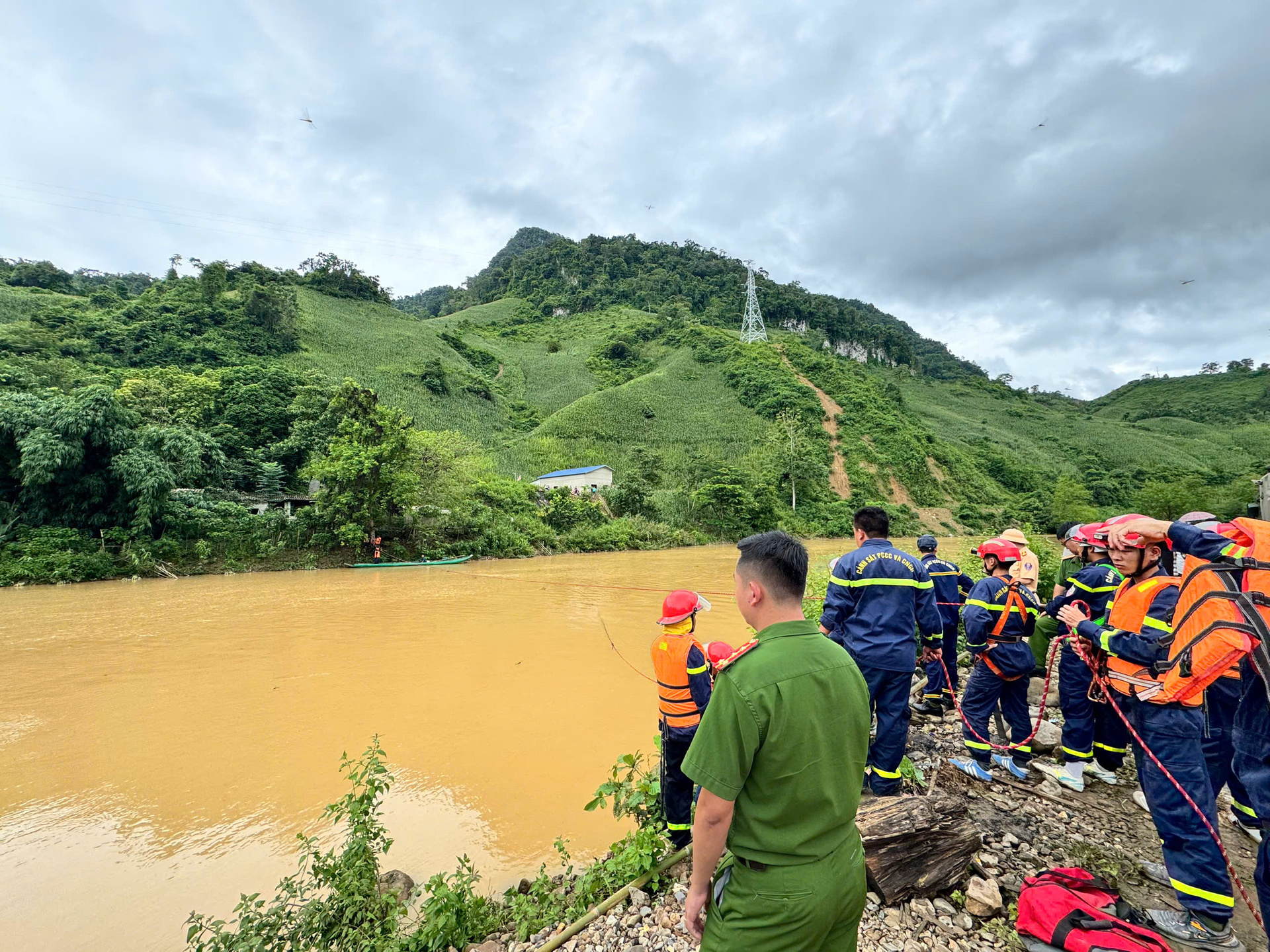 3 người trong ô tô được ứng cứu kịp thời nhưng bị thương nặng, đã được đưa đi cấp cứu