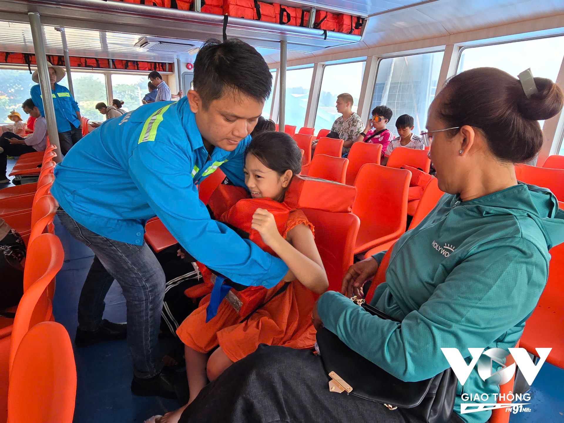 Thuyền viên trên tuyến phà Cần Giờ – Vũng Tàu hướng dẫn hành khách sử dụng áo phao trong tình huống khẩn cấp