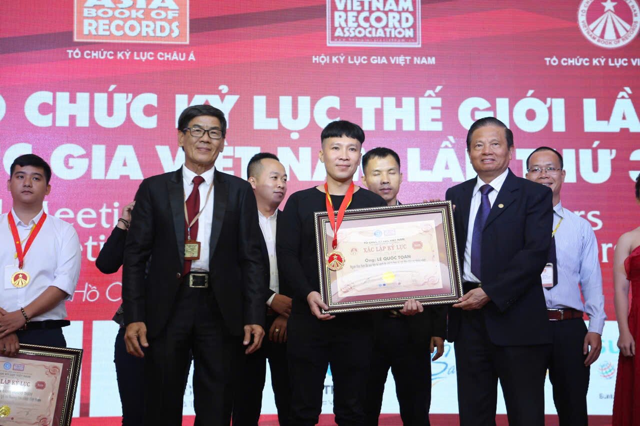 Thầy giáo Lê Quốc Toàn được Tổ chức Kỷ lục Việt Nam xác lập danh hiệu: “Người thực hiện bộ sưu tập túi xách tái chế từ bao mì gói đầu tiên và nhiều nhất”