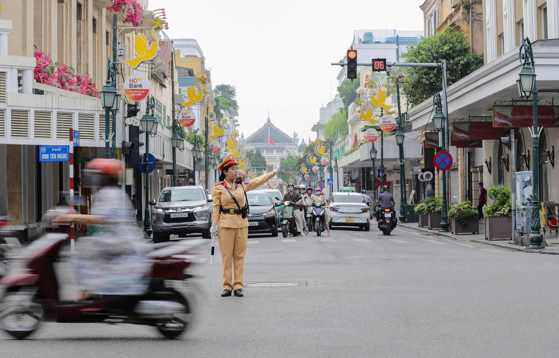 CSGT chỉ huy, điều tiết giao thông.