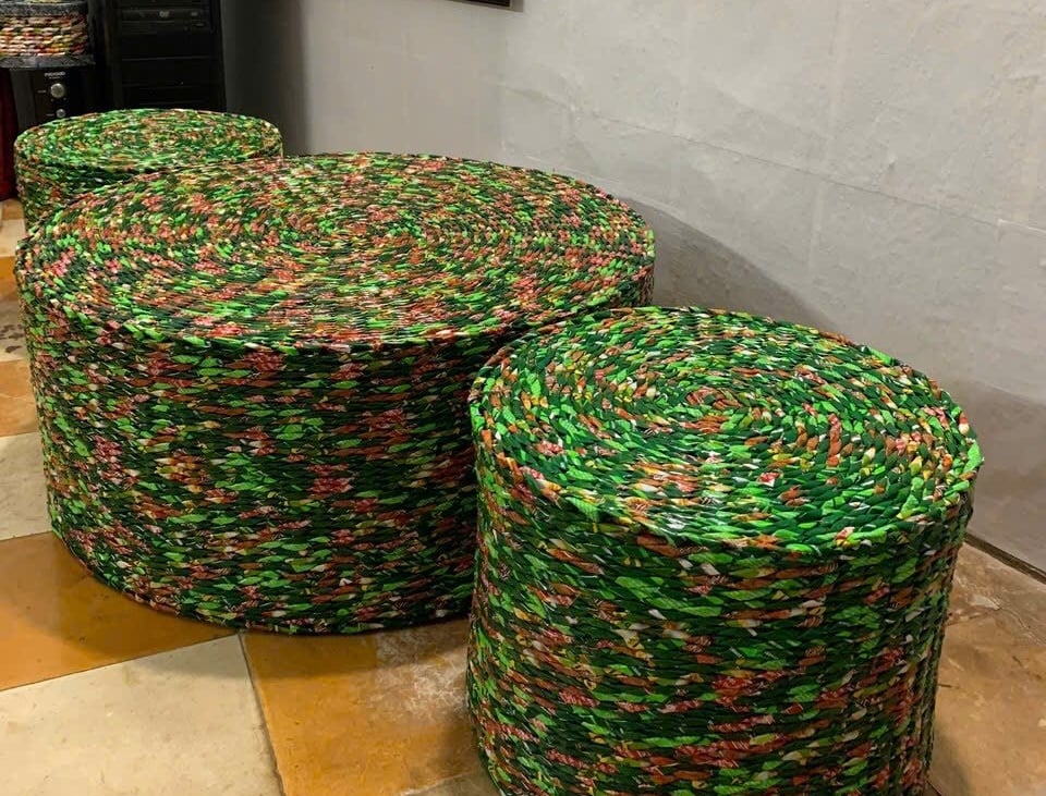 Đồ lưu niệm, vật dụng gia đình cho đến bàn ghế sofa... tất cả đều được tạo nên từ vỏ mì gói