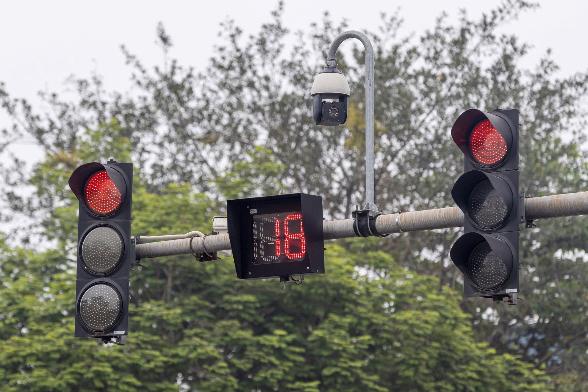 Hệ thống đèn tín hiệu tại một nút giao thông ở Hà Nội
