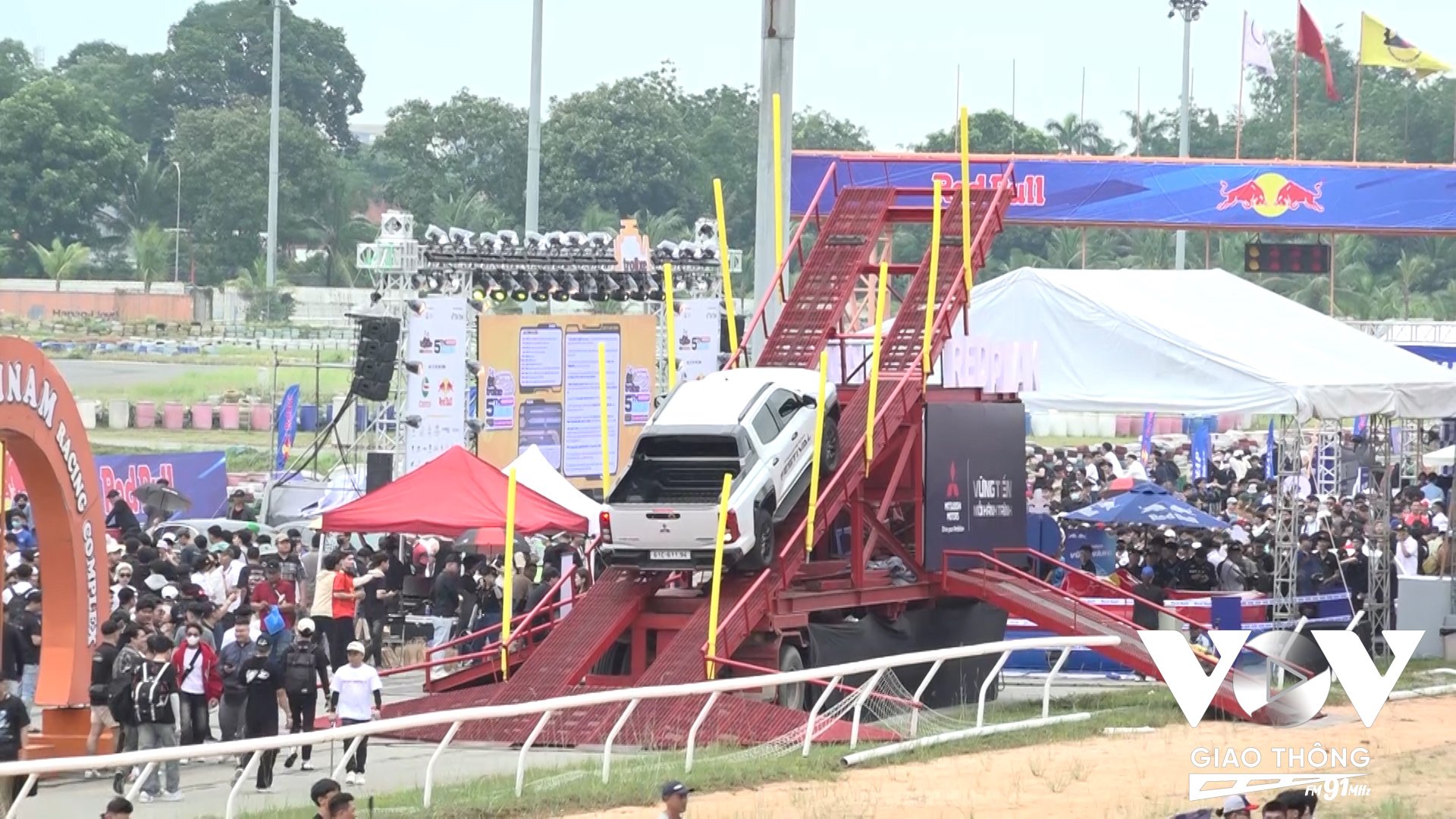 Trải nghiệm hành trình leo núi Super Track