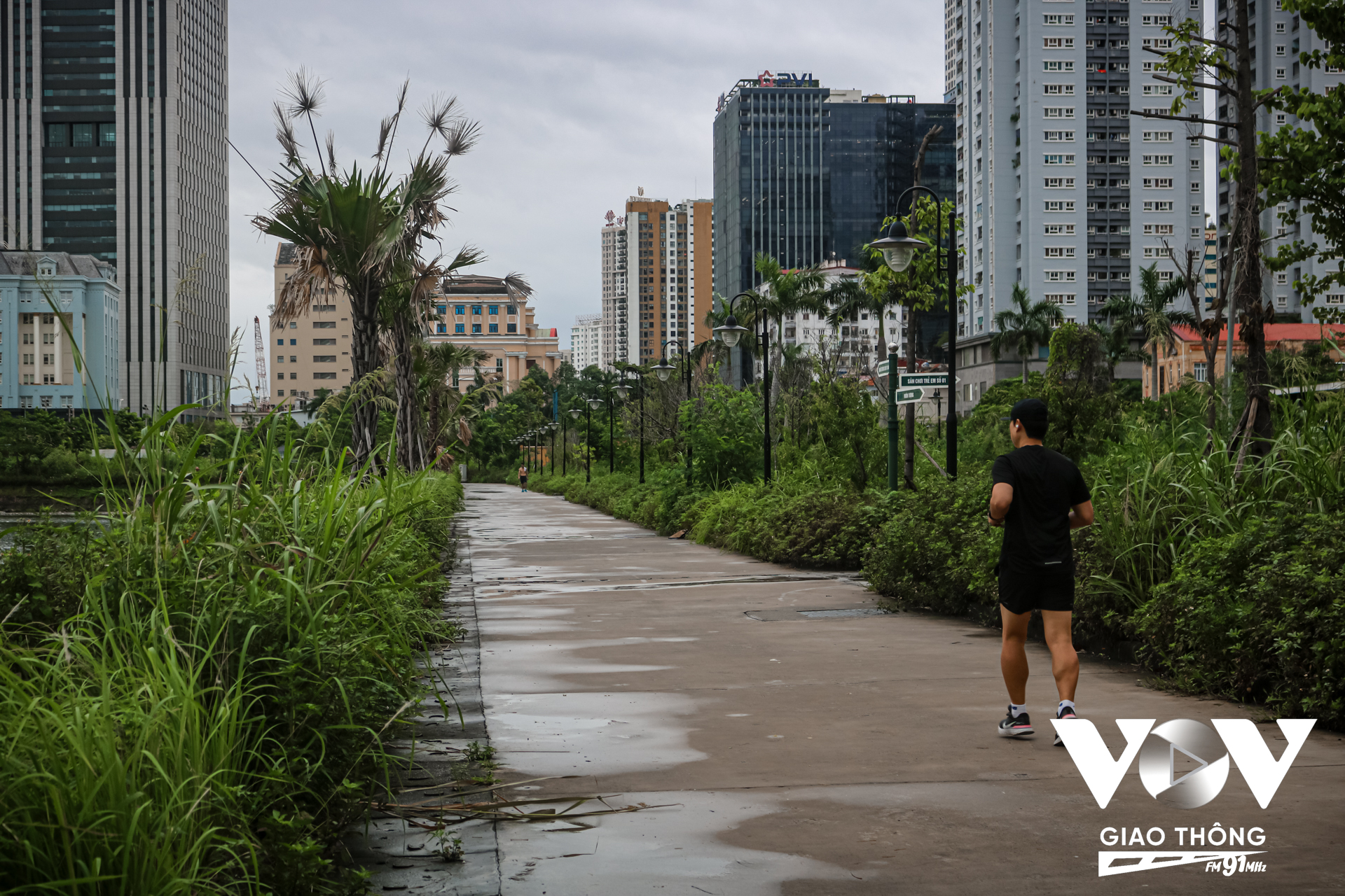 Theo chia sẻ từ anh N.H.Thành (Nam Từ Liêm, Hà Nội): “Người dân chủ yếu đi bộ, thể dục trên lối đi chính thôi, trẻ em không chơi ở khu này được, hồ thì quá ô nhiễm”.
