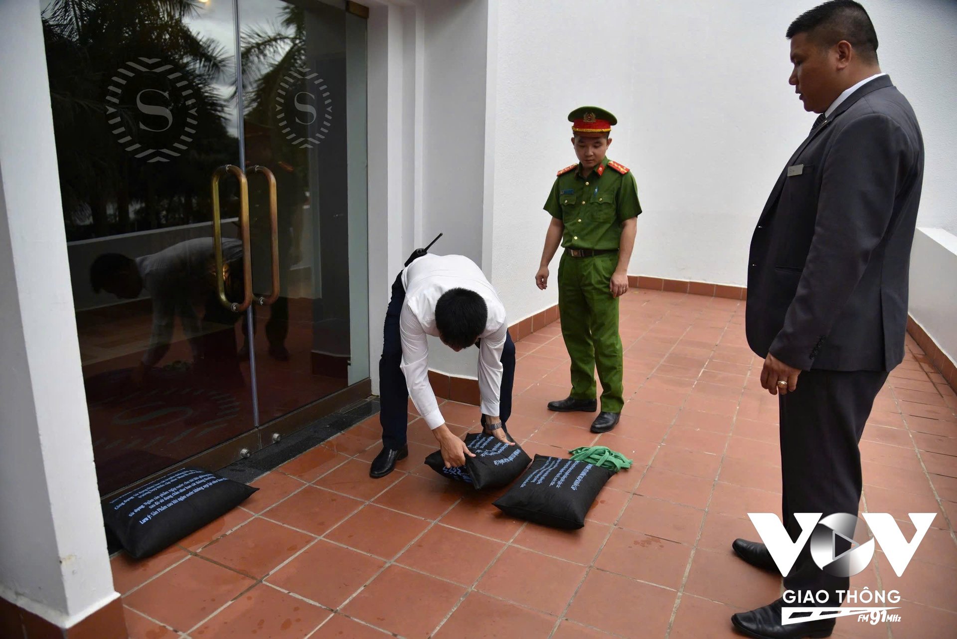 Việc gia cố hệ thống cửa kính cũng là một biện pháp được khuyến cáo thực hiện để tránh mưa lớn, gió giật gây mất an toàn