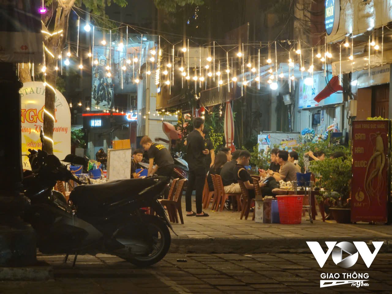 Bàn ghế, xe của khách chiếm dụng gần hết hè phố