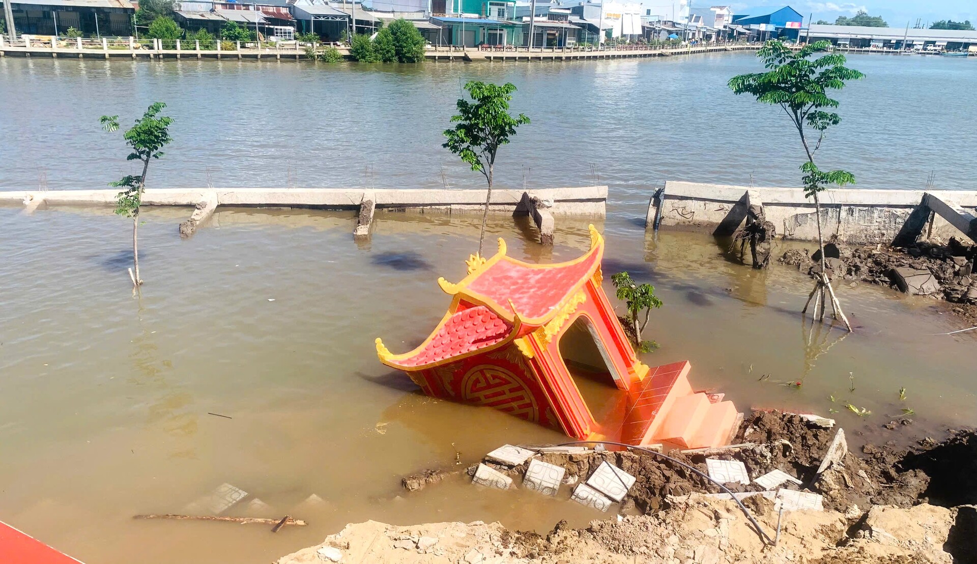 Sạt lở xảy ra ở miếu bà Thủy Long, xã Thanh Tùng, tỉnh Cà Mau đã làm mất đi đoạn bờ kè dài 55m, chiều ngang 15m.
