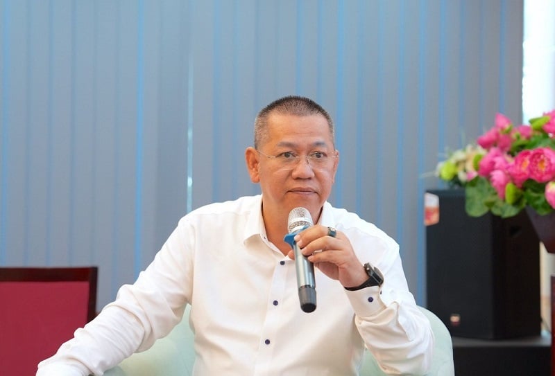 TS Nguyễn Hoàng Hiệp - người hoàn thành Chương trình Biến đổi Khí hậu tại Đại học Harvard (Mỹ), thuộc Viện Nghiên cứu Tin học và Kinh tế Ứng dụng TP.HCM cho rằng 400.000 xe xăng chuyển sang điện chỉ chiếm 5% trong số 8,6 triệu xe thì khó lòng đột phá làm giảm thiểu ô nhiễm mỗi trường
