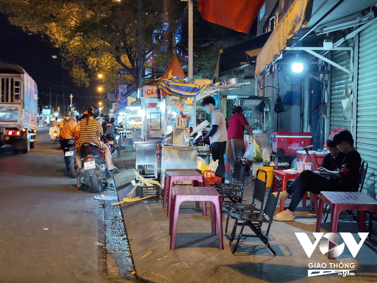 Nhiều hàng quán bày biện chiếm dụng lòng đường, hè phố