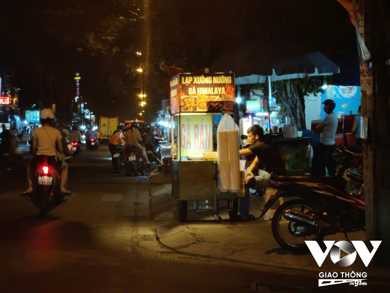 Việc kinh doanh tự phát đang đẩy người đi bộ xuống lòng đường, đối mặt với nguy cơ tai nạn, đồng thời gây ra không ít bức xúc cho các hộ dân sinh sống và kinh doanh hợp pháp tại khu vực