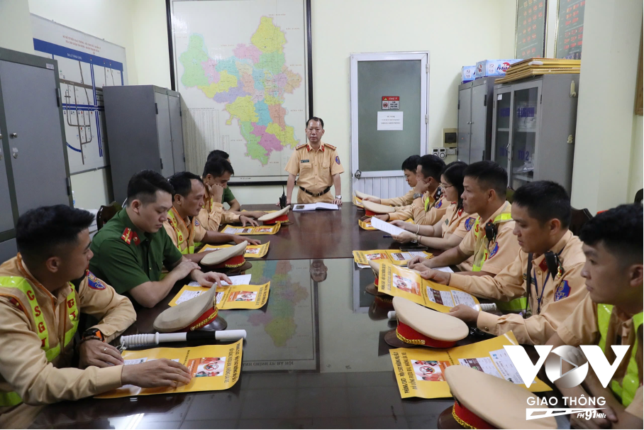 Thượng tá Đinh Trung Dũng, Phó Đội trưởng Đội CSGT đường bộ số 7 triển khai phương án đến CBCS trước giờ thực hiện nhiệm vụ