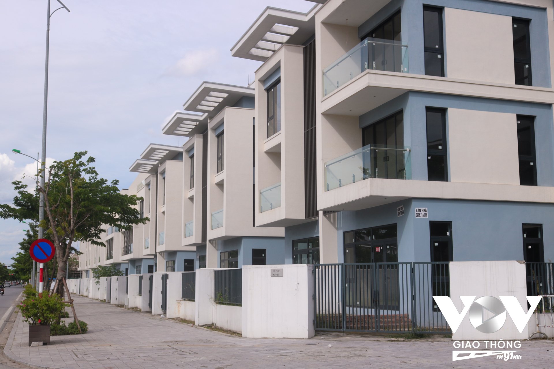 Trong bối cảnh thị trường còn chưa hoàn toàn hồi phục, nhưng lại đang tái định hình dòng tiền, việc chọn lựa giữa chung cư và biệt thự – liền kề cần được cân nhắc dựa trên mục tiêu tài chính của người mua.