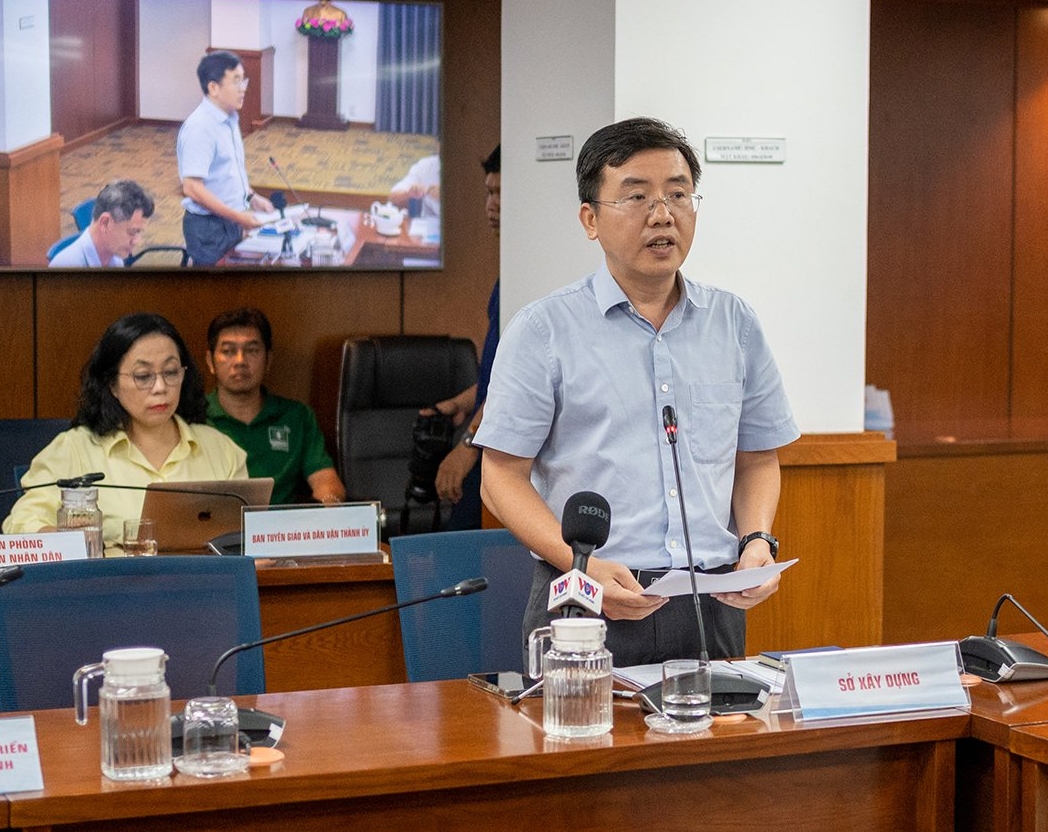 Ông Ngô Hải Đường - Trưởng Phòng Quản lý vận tải đường bộ, Sở Xây dựng TP.HCM cho biết hiện TPHCM đang có 100.000 biển báo cần thay đổi địa danh