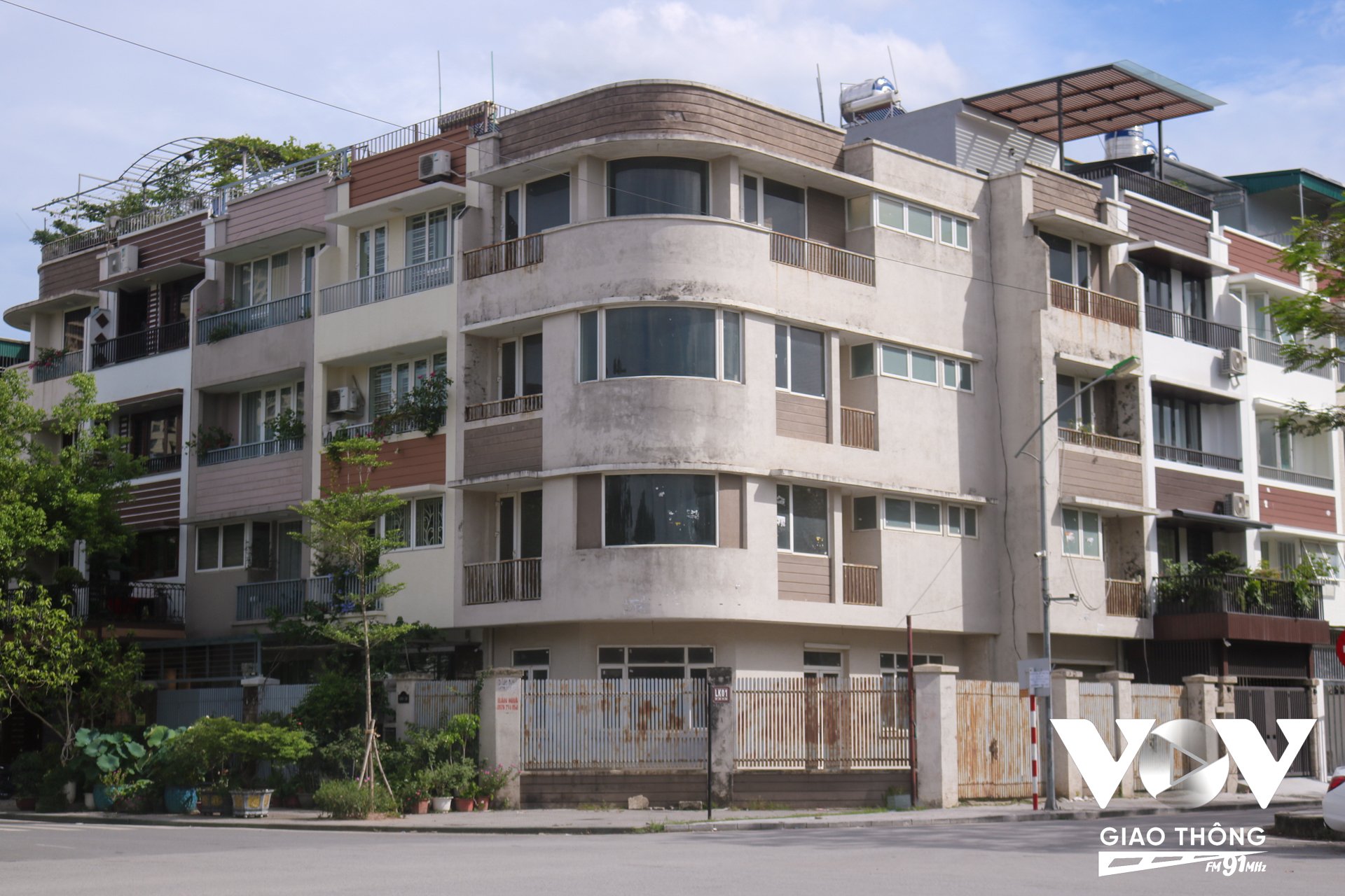 Chung cư và biệt thự, liền kề chính là hai điểm đến sáng giá. Tuy nhiên, không phải ai cũng có quyết định đầu tư đúng lúc