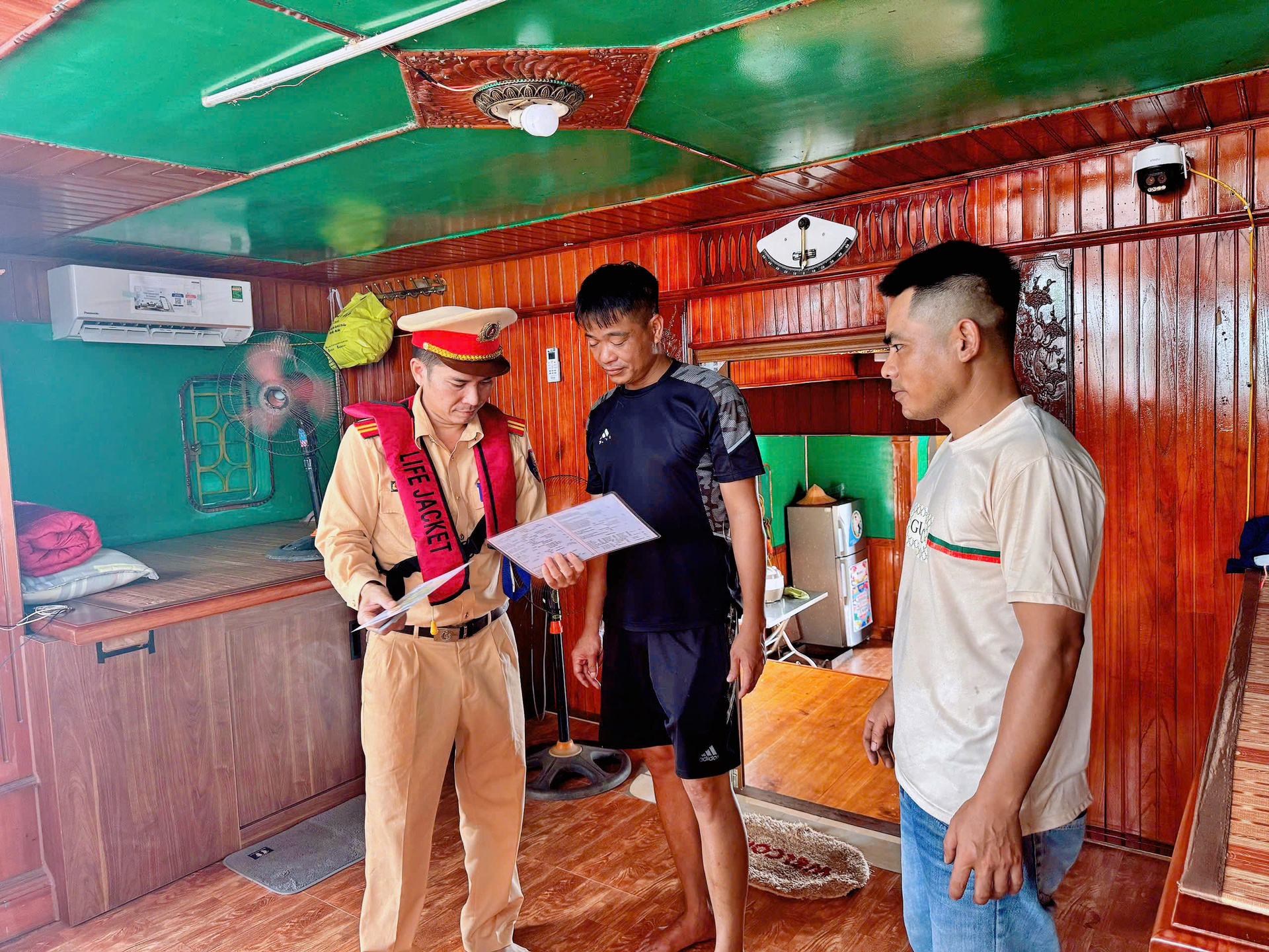 Lực lượng chức năng kiểm tra hàng hoá trên phương tiện