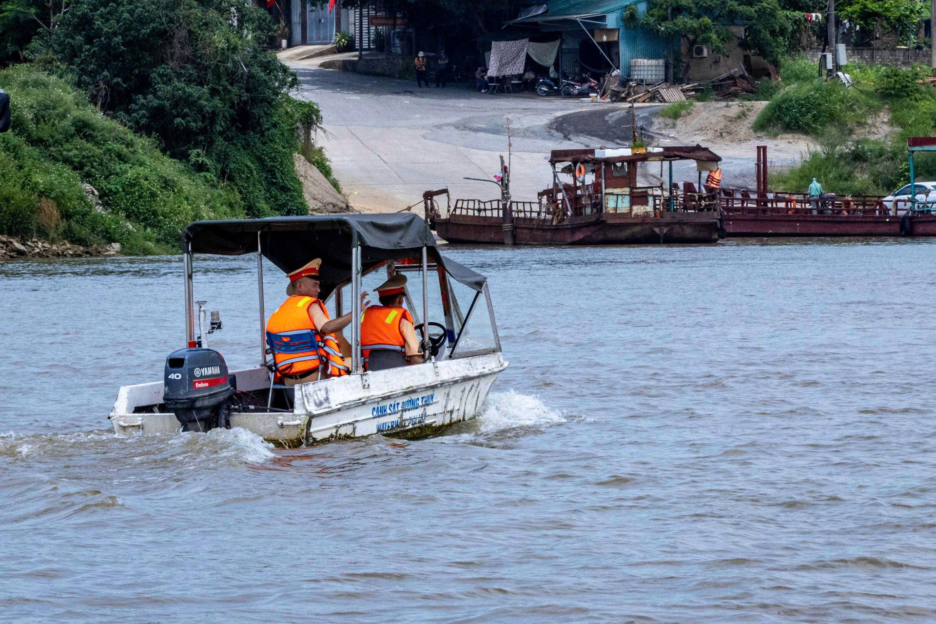 Đội Cảnh sát đường thuỷ số 2 tuần tra trên sông Hồng