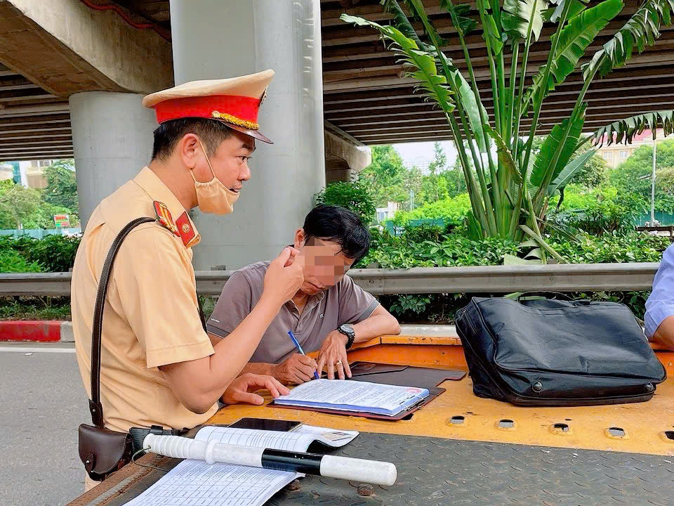 CSGT lập biên bản tài xế vi phạm