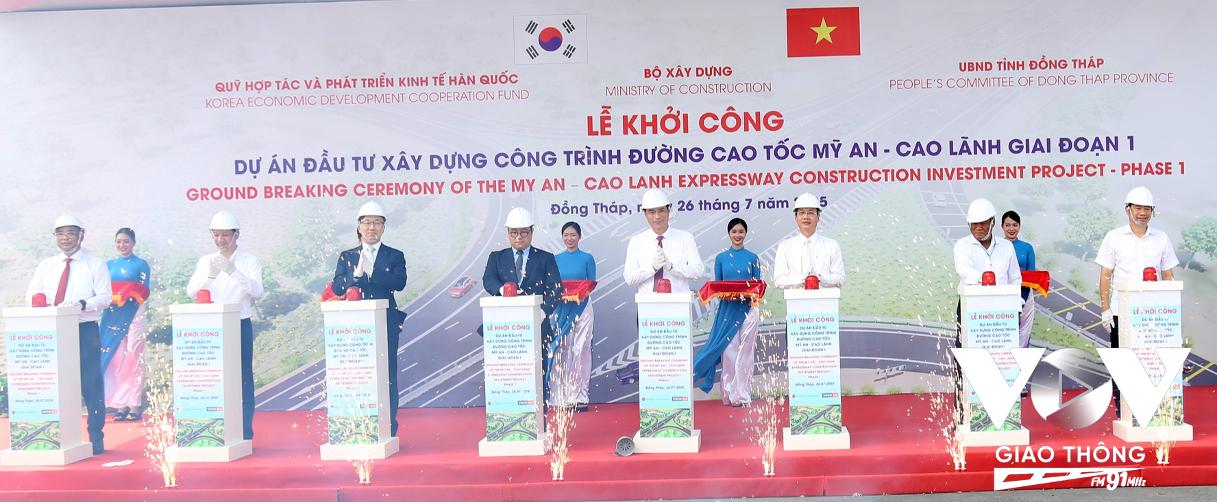 Thứ trưởng Phạm Minh Hà cùng lãnh đạo tỉnh Đồng Tháp nhấn nút phát lệnh khởi công cao tốc Mỹ An - Cao Lãnh giai đoạn 1
