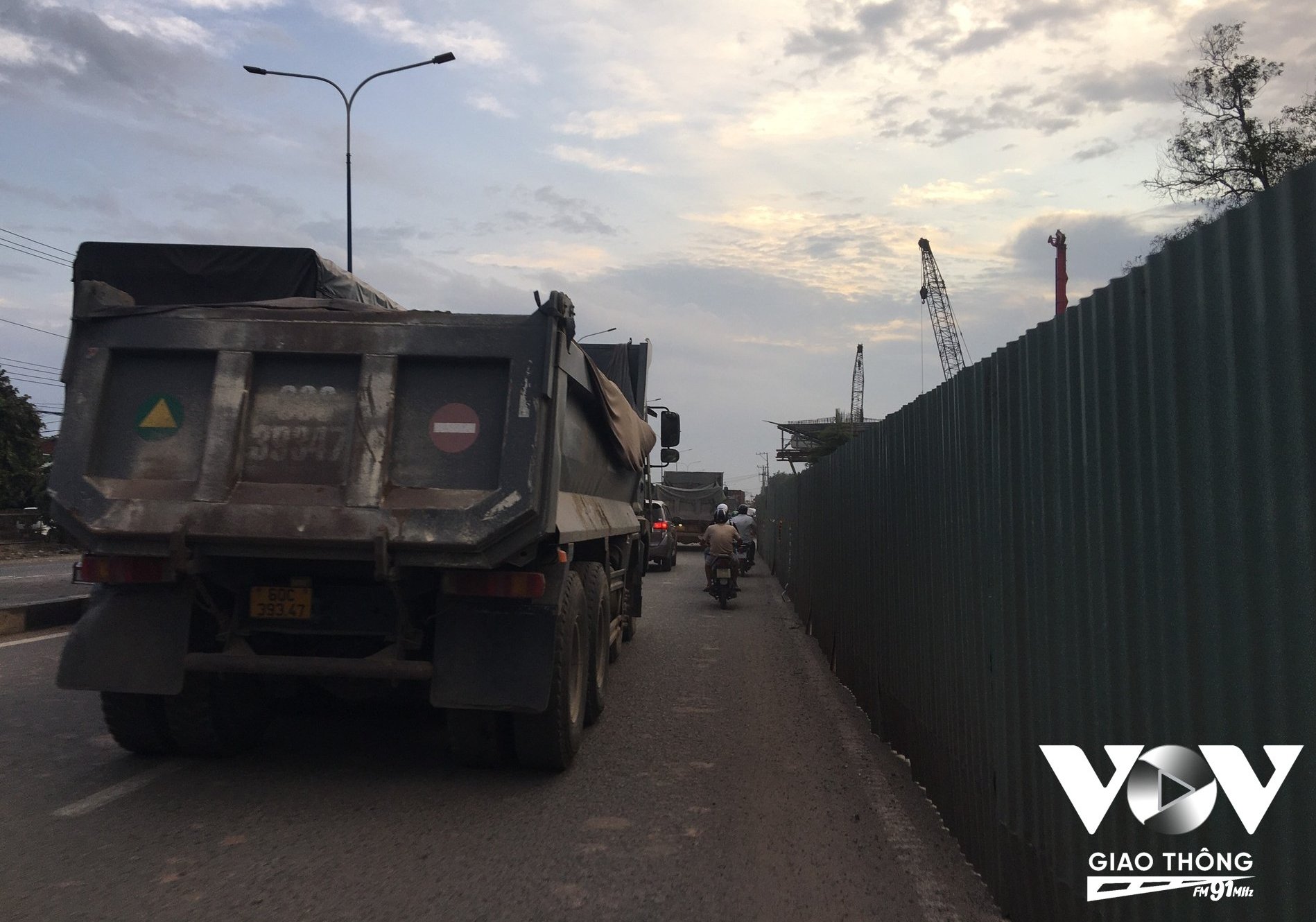 Con đường này luôn đông đúc các phương tiện xe container, xe tải,…