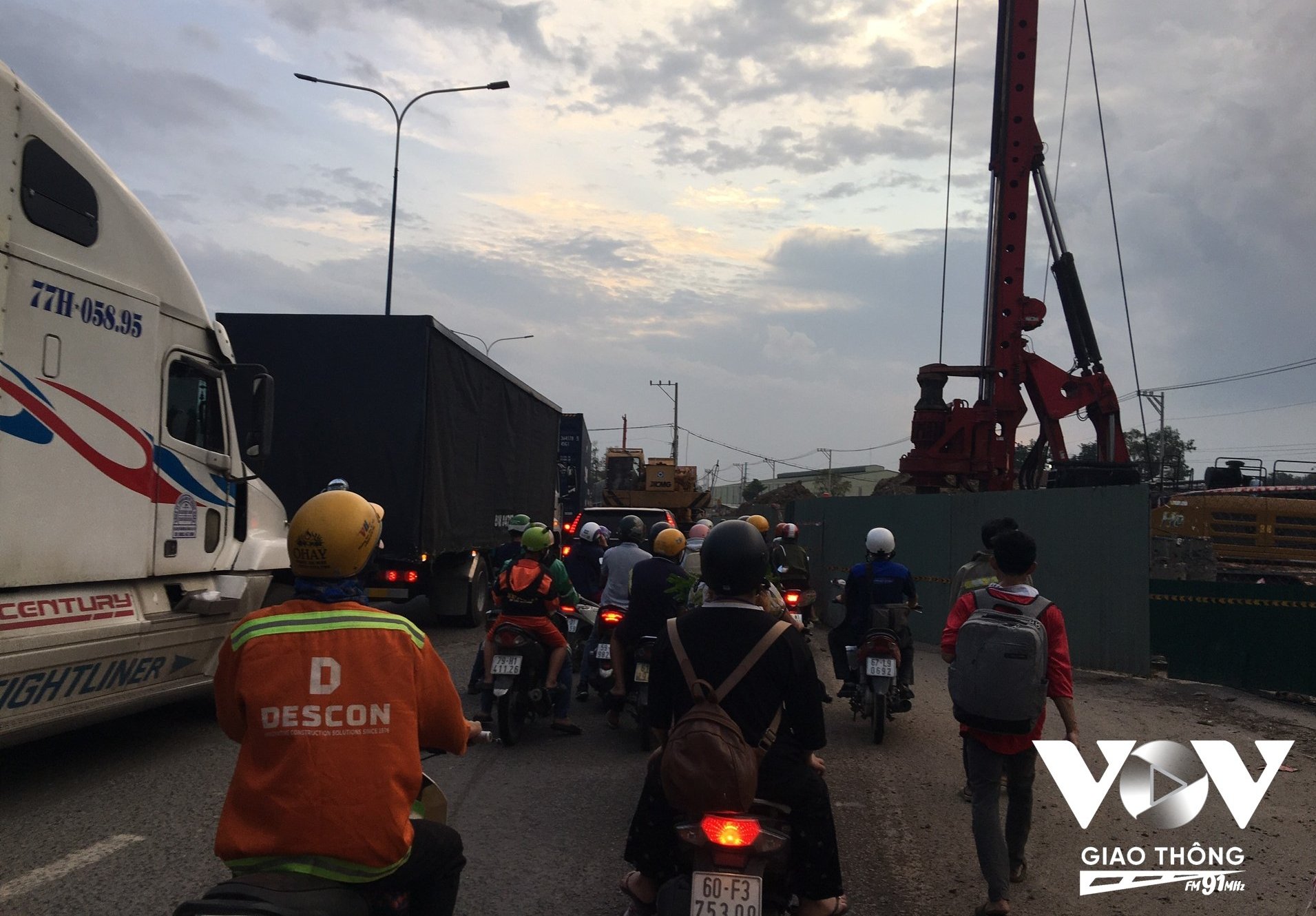 Công trình thi công đường Vành đai 3 TP.HCM khiến mắt đường bị thu hẹp