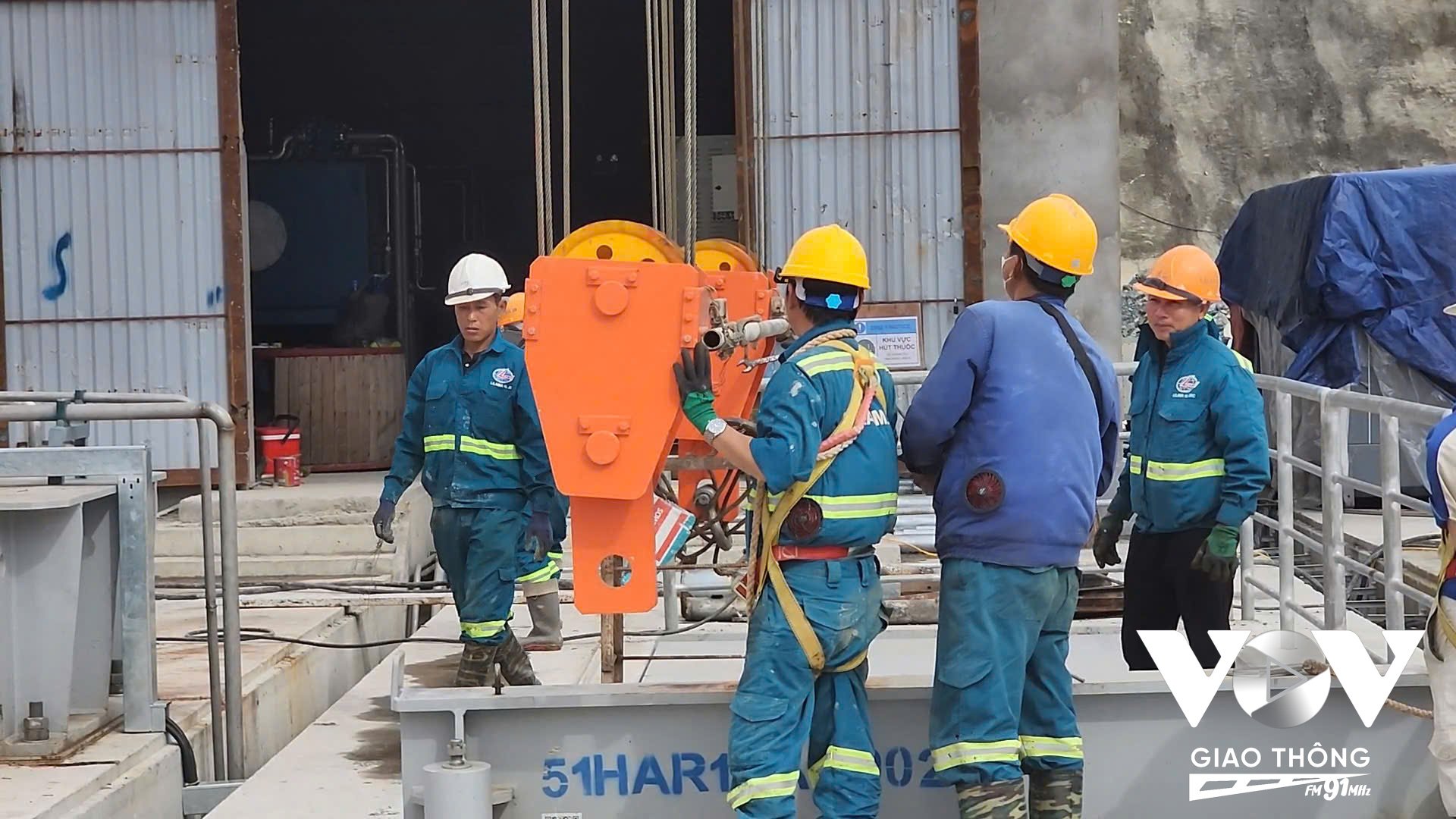 Hơn 700 công nhân cùng hàng trăm kỹ sư vẫn kiên trì bám trụ, bất chấp điều kiện thời tiết khắc nghiệt để hoàn thành sứ mệnh được giao