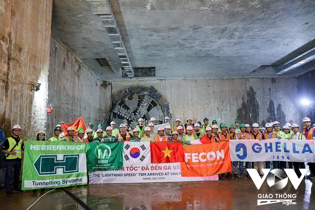Theo ông Nguyễn Bá Sơn, Phó Trưởng ban Ban Quản lý đường sắt Hà Nội cho biết, việc máy đào TBM số 1 “Thần tốc” đến ga S11 Văn Miếu là kết quả của sự nỗ lực không ngừng nghỉ của đội ngũ kỹ sư, công nhân, chuyên gia trong nước và quốc tế trong suốt thời gian qua. Đây không chỉ là dấu mốc kỹ thuật quan trọng mà còn là minh chứng cho sự phối hợp hiệu quả giữa chủ đầu tư, tư vấn, nhà thầu và các cơ quan chức năng của thành phố trong điều kiện thi công phức tạp dưới lòng Hà Nội. MRB cùng các nhà thầu xin gửi lời cảm ơn chân thành tới người dân Thủ đô đã luôn quan tâm, đồng hành, ủng hộ Dự án, đặc biệt là trong giai đoạn thi công với không ít bất tiện ảnh hưởng đến đời sống sinh hoạt thường ngày. Đây là động lực to lớn giúp MRB và các nhà thầu vượt qua mọi khó khăn, từng bước đưa đoạn ngầm của tuyến đường sắt đô thị số 3 hoàn thành, đảm bảo chất lượng, an toàn và sớm đi vào phục vụ người dân.
