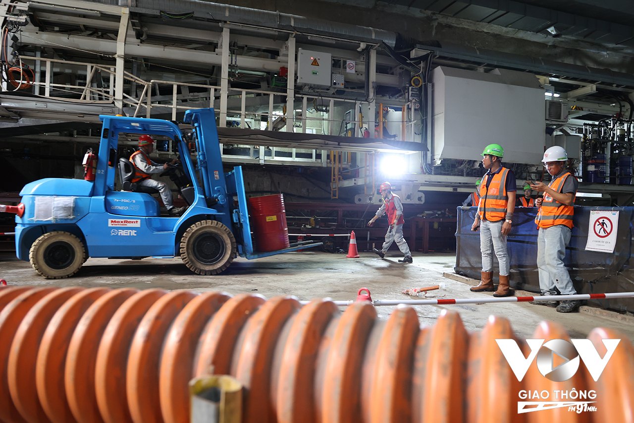 Mỗi ngày có khoảng 150 kỹ sư và công nhân làm việc, đảm bảo cho việc vận hành robot được an toàn, chính xác.