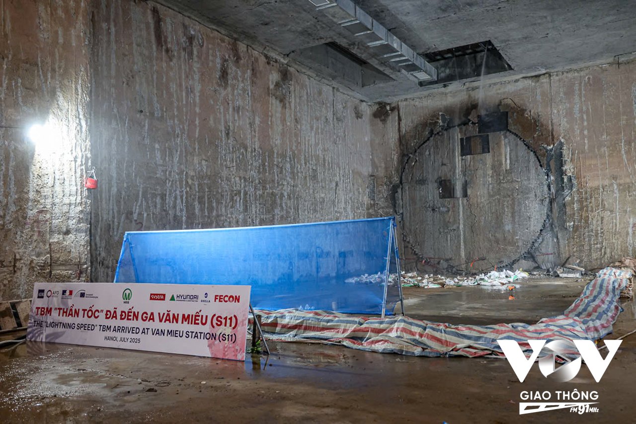 TBM số 1 bắt đầu hành trình từ ga S9 Kim Mã, sau hơn một năm vận hành liên tục, vượt qua hàng loạt điều kiện địa chất phức tạp, nền đất yếu, nước ngầm, mật độ dân cư cao… cỗ máy đã lần lượt đi qua các ga S10 (Cát Linh) và nay là S11 (Văn Miếu).