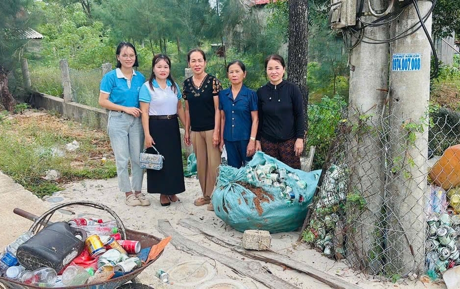 Hội Phụ nữ tới thăm các gia đình có hoàn cảnh khó khăn