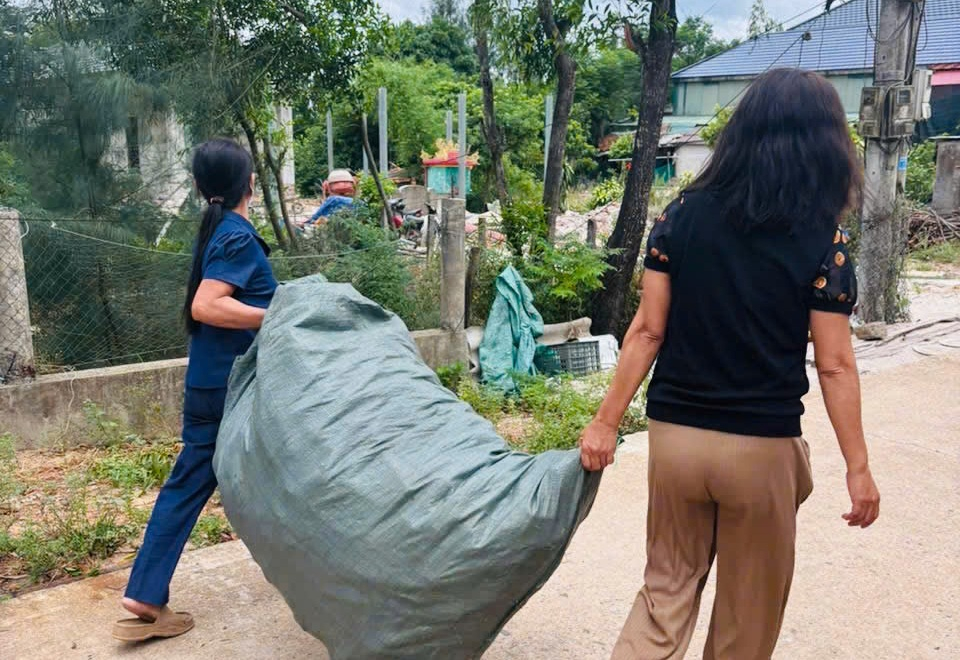 Các chị em phụ nữ xã Cửa Việt tham gia phân loại loại rác vỏ đồ nhựa