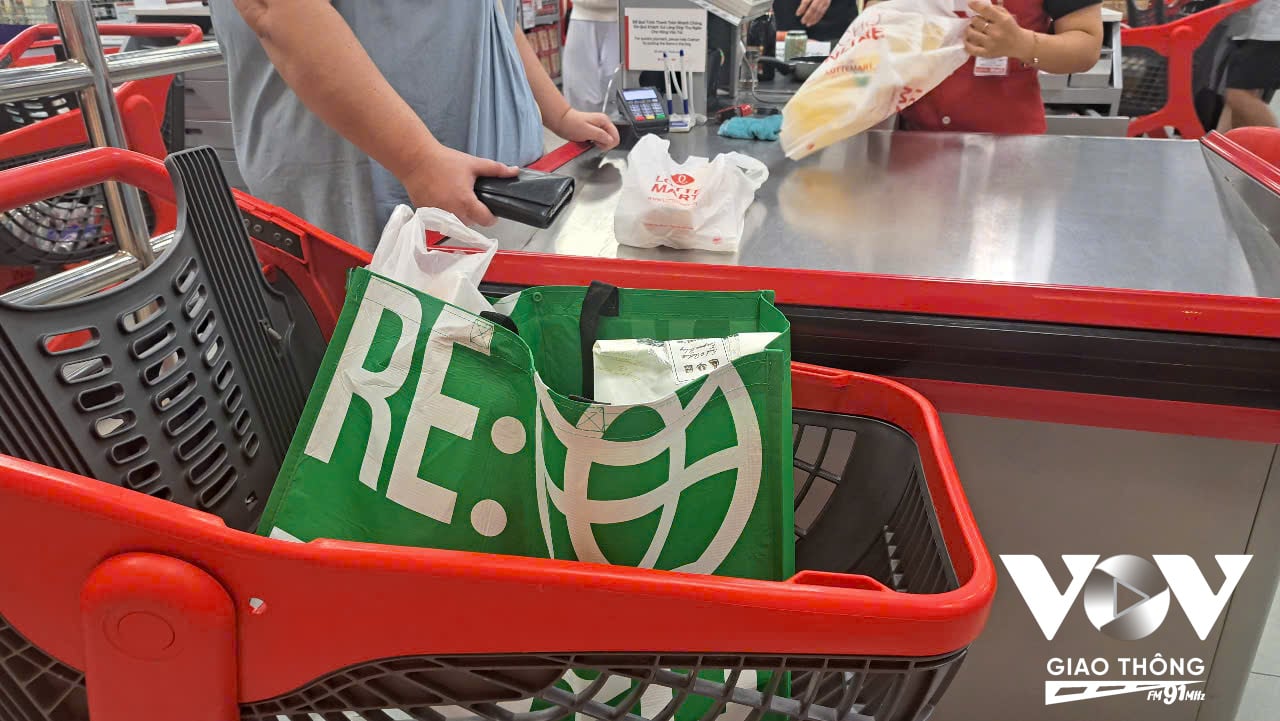 Hệ thống siêu thị MM Mega Market Việt Nam đang chuyển sang dùng túi thân thiện với môi trường thay vì túi nilon