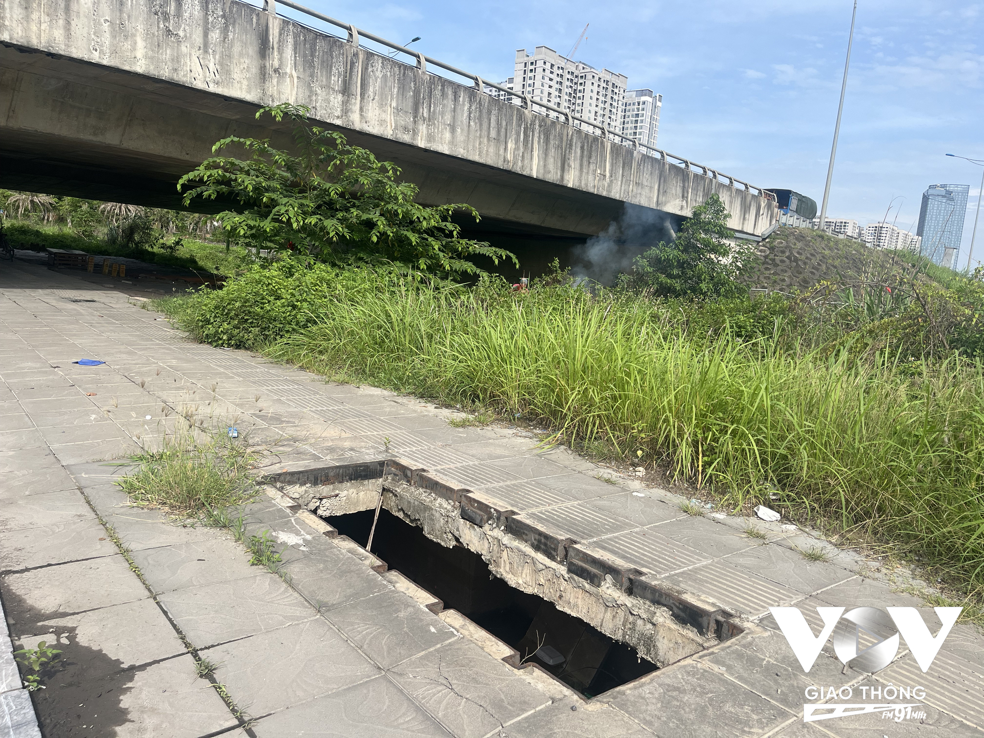 Hầu như cả tuyến vỉa hè đều bị mất nắp cống