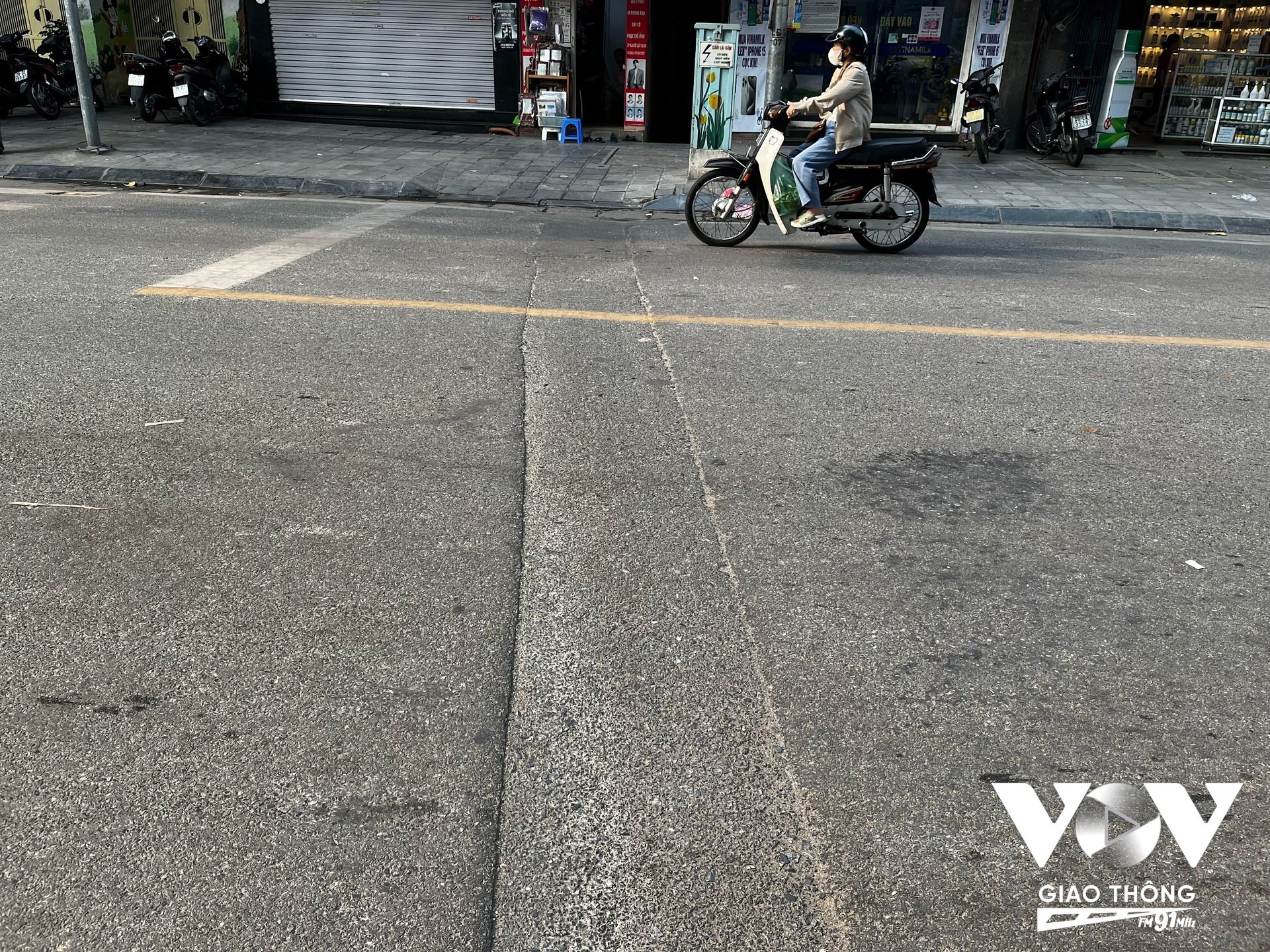 Đường vừa thi công xong là sẽ có ngay các đơn vị khác mang máy đến đào chằng chịt (?)
